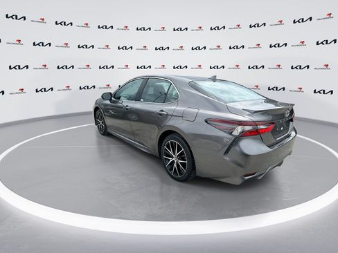 Used 2022 Toyota Camry SE FWD image 6