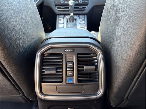 Used 2020 Porsche Macan AWD/4WD image 39