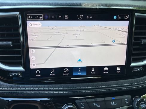 Used 2025 Chrysler Pacifica Limited FWD image 34