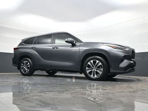 Used 2024 Toyota Highlander XLE image 33