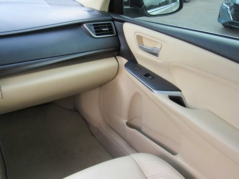 Used 2017 Toyota Camry XLE w/ Moonroof Package FWD image 18