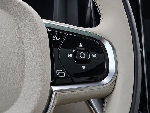 Certified 2024 Volvo XC60 B5 Core w/ Climate Package image 23