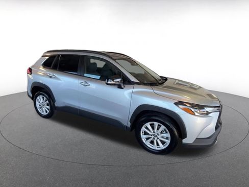 Used 2025 Toyota Corolla Cross LE image 2