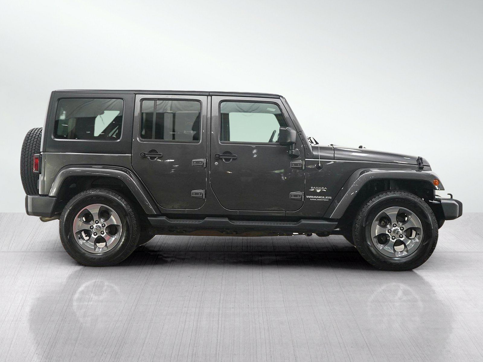 Used 2017 Jeep Wrangler Unlimited Sahara w/ Max Tow Package AWD/4WD image 6