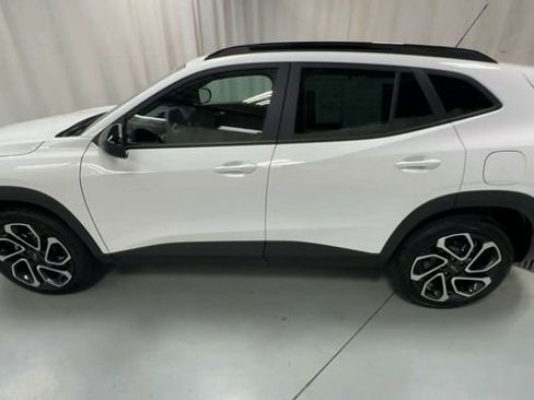 Used 2024 Chevrolet Trax RS w/ Sunroof Package image 4