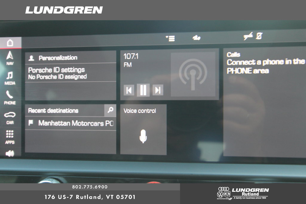 Used 2025 Porsche Macan AWD/4WD image 17