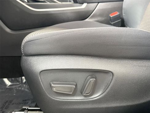 Certified 2025 Toyota Highlander LE FWD image 27