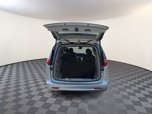 Used 2023 Chrysler Voyager LX FWD image 7