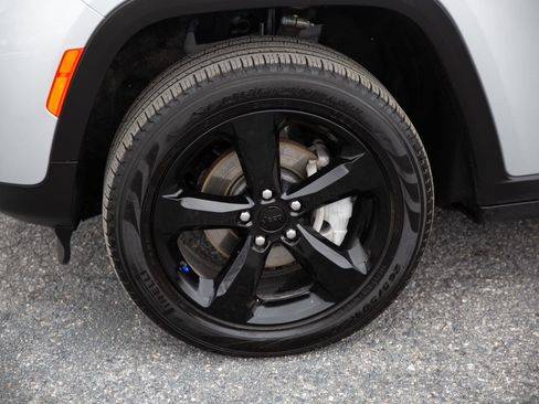 Used 2024 Jeep Grand Cherokee Limited w/ Black Appearance Package image 23