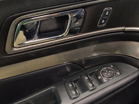 Used 2019 Ford Explorer XLT w/ Equipment Group 201A FWD image 27