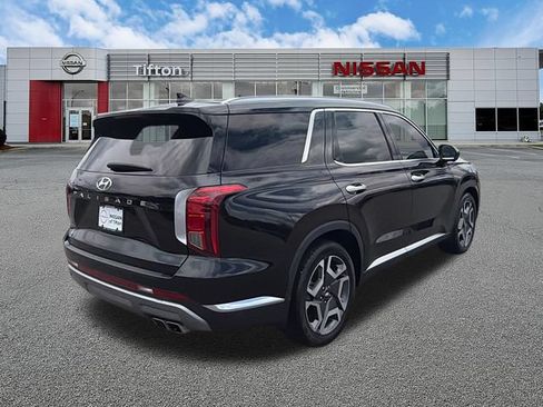 Used 2023 Hyundai Palisade Limited w/ Winter Package FWD image 7