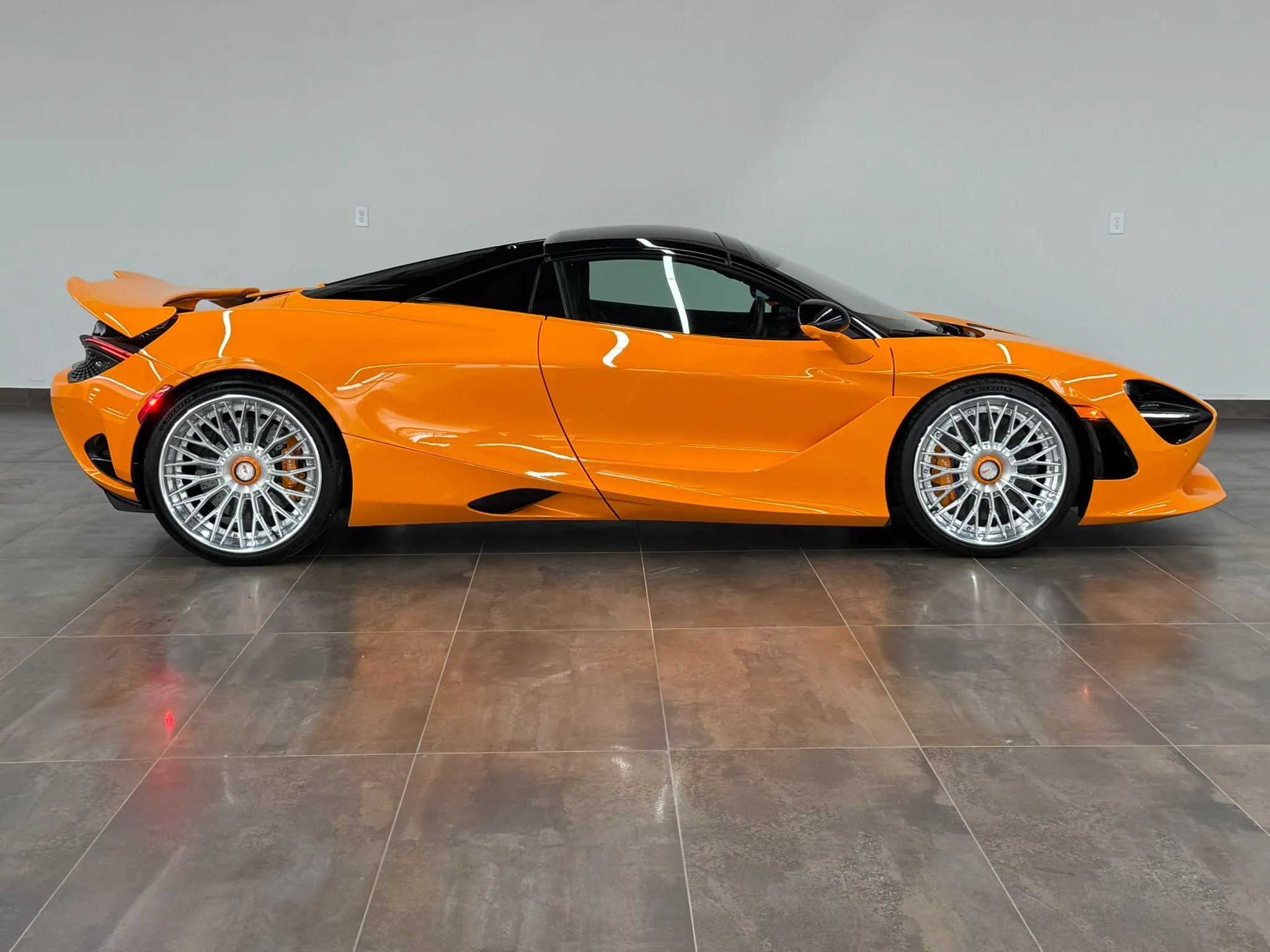 Used 2025 McLaren 750S Spider RWD image 19