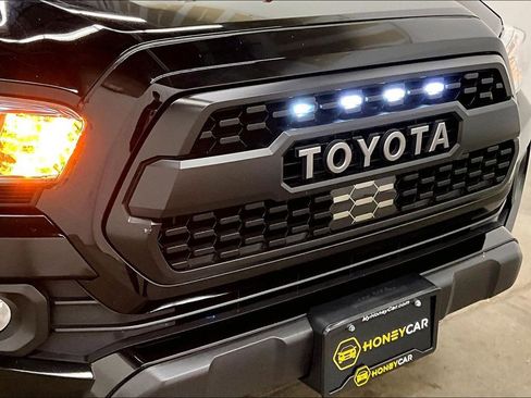 Used 2023 Toyota Tacoma SR5 AWD/4WD image 32
