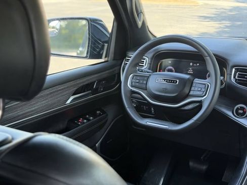 Used 2024 Jeep Wagoneer Series III AWD/4WD image 39