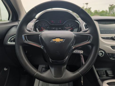 Used 2017 Chevrolet Cruze LS FWD image 11