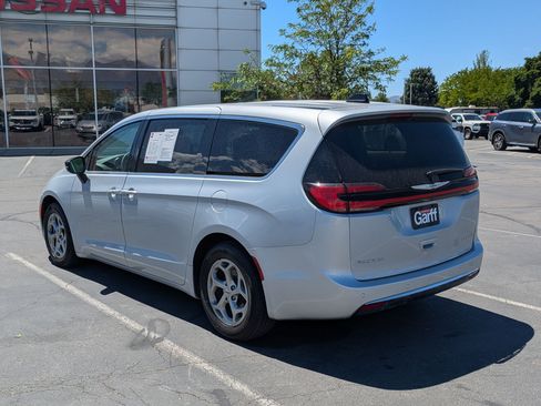 Used 2024 Chrysler Pacifica Limited FWD image 8