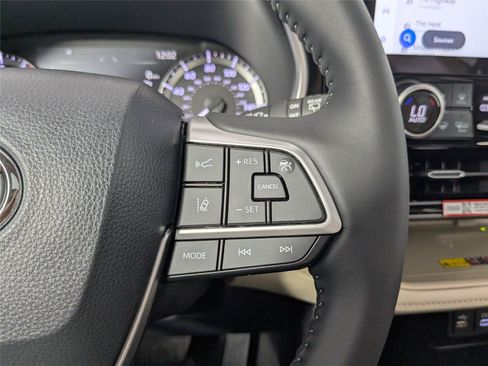 Used 2025 Toyota Highlander XLE FWD image 16