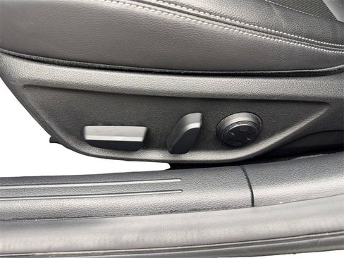 Used 2025 Genesis G70 2.5T image 30