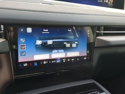 New 2026 Lincoln Navigator Premiere AWD/4WD image 17