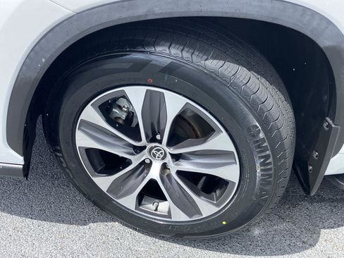 Used 2023 Toyota Highlander XLE image 9