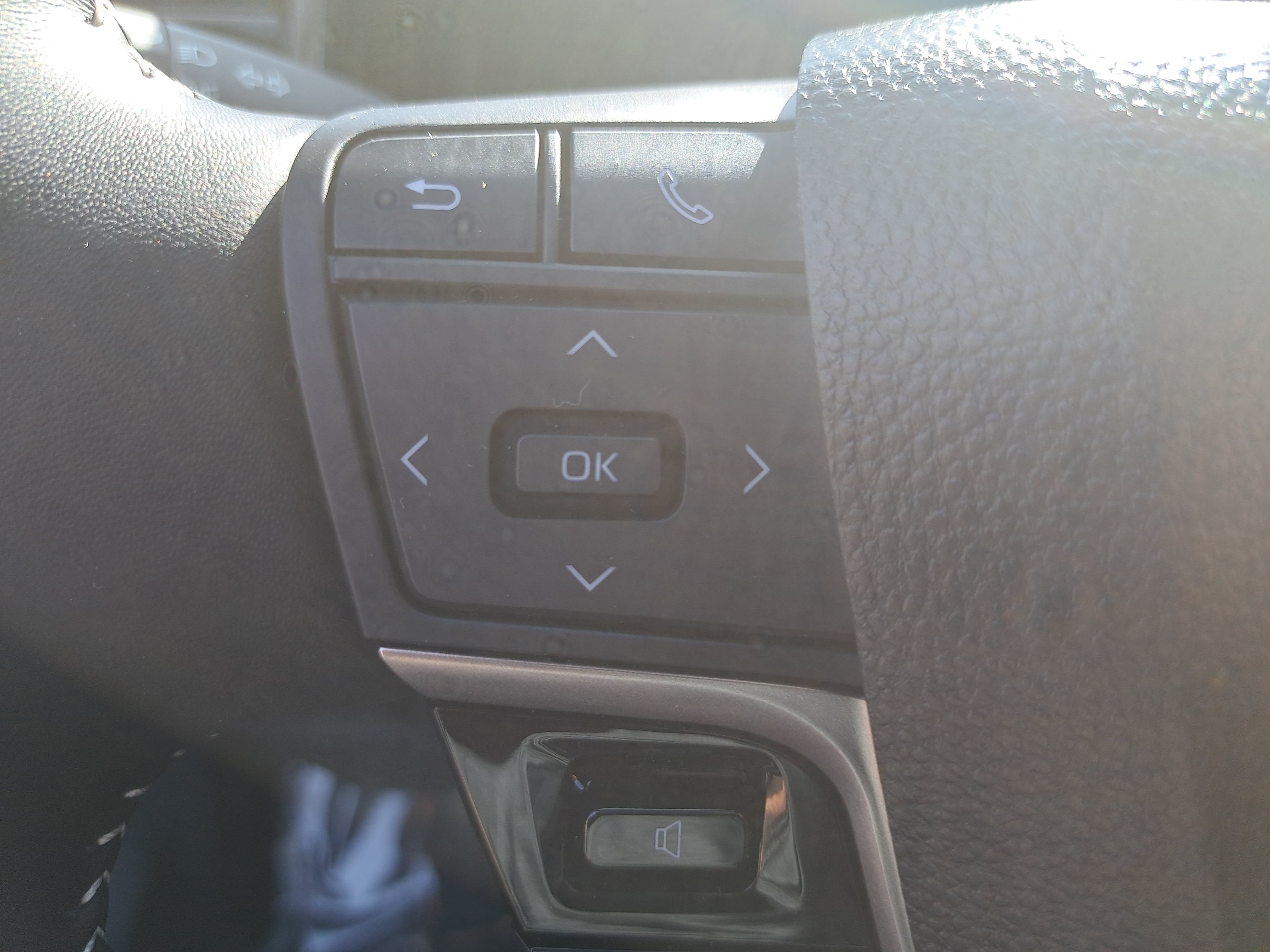 Used 2025 Toyota Camry SE w/ Convenience Package FWD image 15