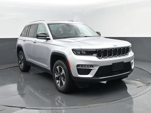 Used 2023 Jeep Grand Cherokee 4WD 4xe image 3