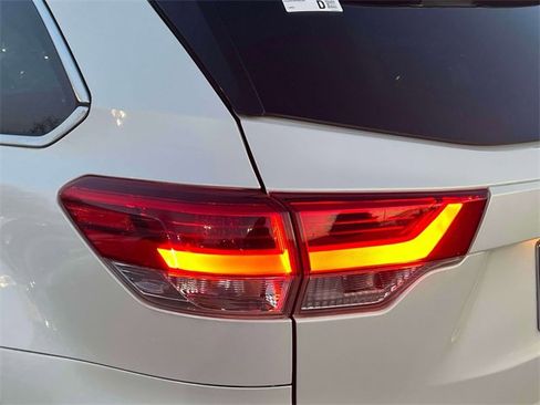 Used 2019 Toyota Highlander SE image 11