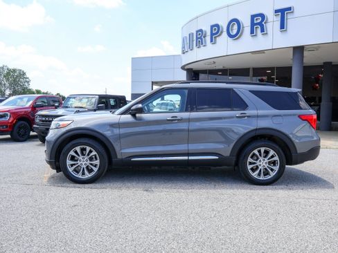 Used 2023 Ford Explorer XLT w/ Equipment Group 202A AWD/4WD image 2