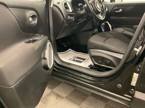 Used 2018 Jeep Renegade Latitude w/ Cold Weather Group image 4