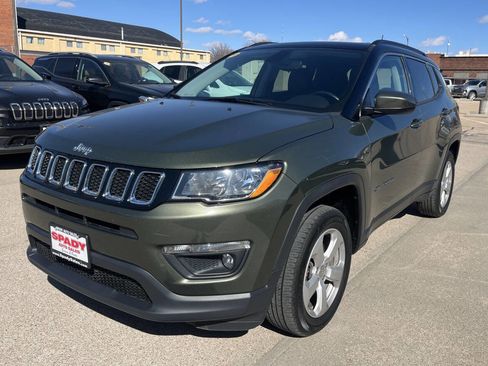 Used 2019 Jeep Compass Latitude w/ Cold Weather Group AWD/4WD image 2