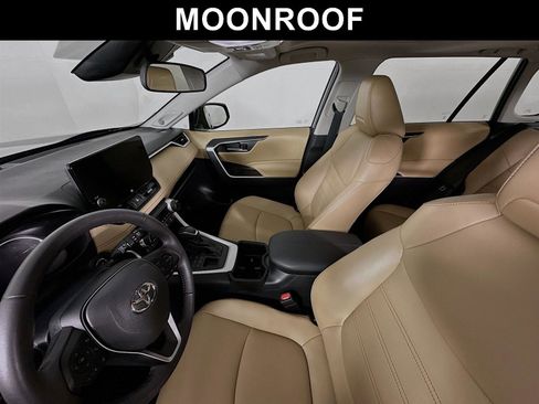 Used 2023 Toyota RAV4 XLE Premium image 11