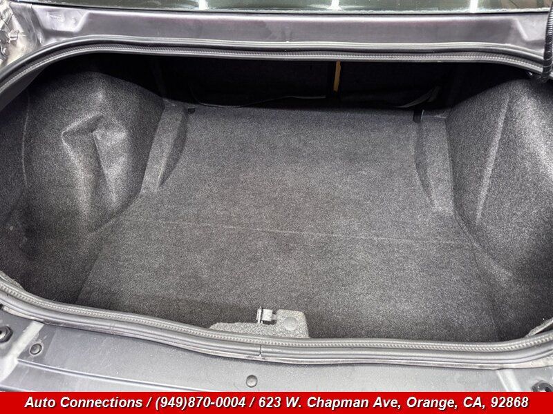Used 2015 Dodge Challenger SXT RWD image 19