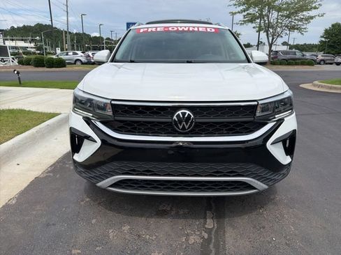 Used 2023 Volkswagen Taos SE w/ Panoramic Sunroof Package FWD image 3