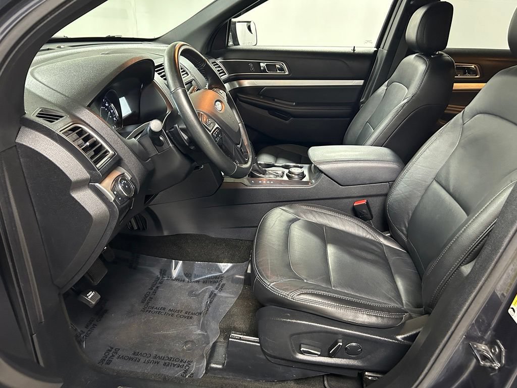Used 2017 Ford Explorer XLT w/ Equipment Group 202A AWD/4WD image 12