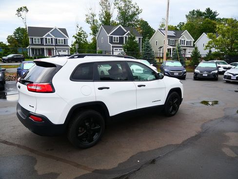 Used 2017 Jeep Cherokee Sport AWD/4WD image 7
