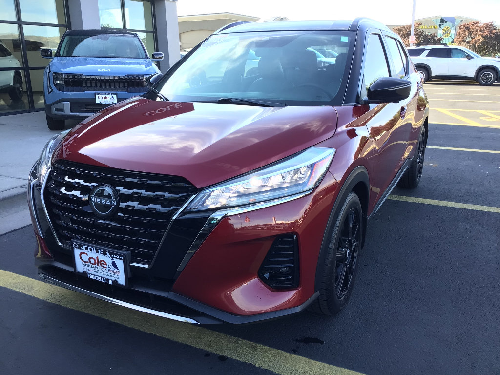 Used 2023 Nissan Kicks SR w/ SR Premium Package FWD image 2