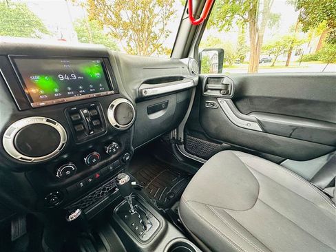 Used 2018 Jeep Wrangler Unlimited Sahara w/ Connectivity Group AWD/4WD image 39