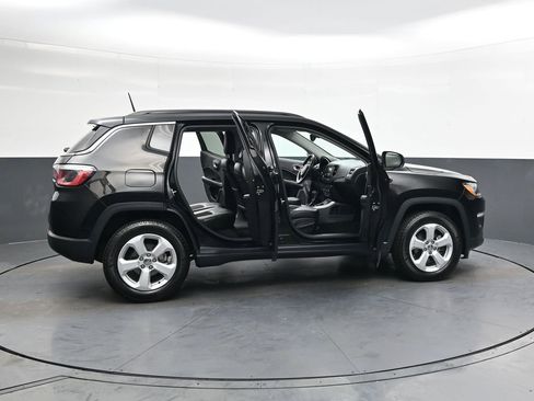 Used 2018 Jeep Compass Latitude w/ Cold Weather Group image 39