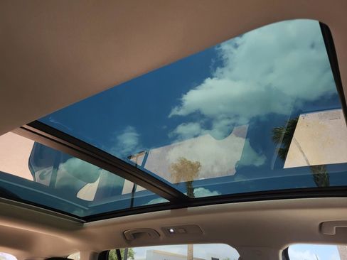 Used 2022 Volkswagen Tiguan SE w/ Panoramic Sunroof Package FWD image 12