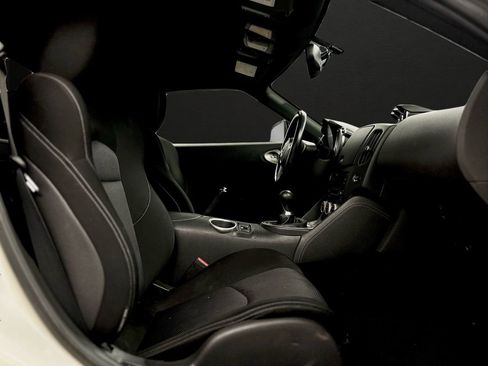 Used 2020 Nissan 370Z Coupe RWD image 16