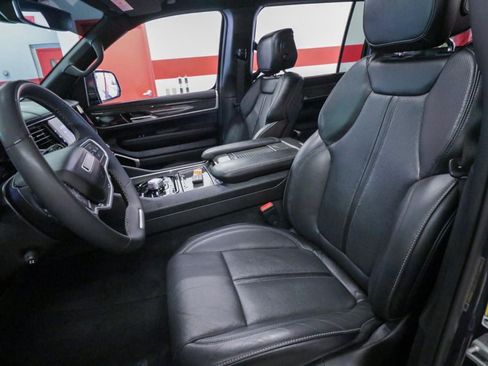 Used 2022 Jeep Wagoneer Series III w/ Premium Group I AWD/4WD image 12