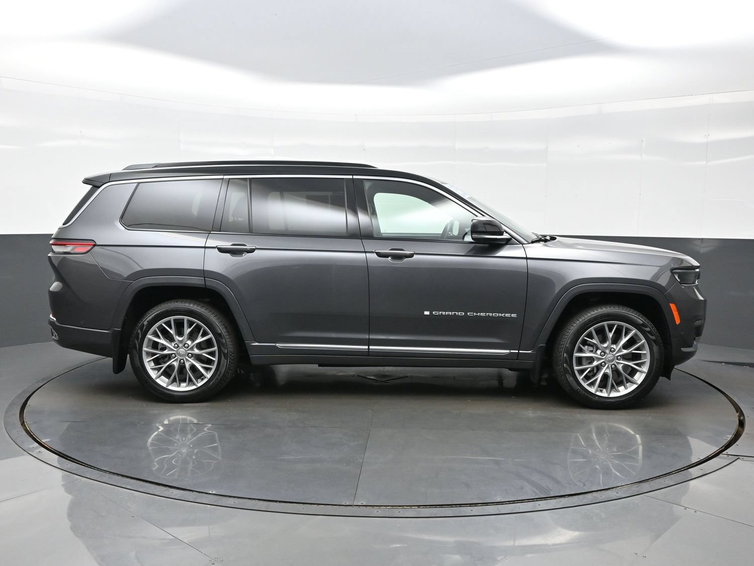 Used 2025 Jeep Grand Cherokee L Summit w/ MOPAR Finishing Package AWD/4WD image 10