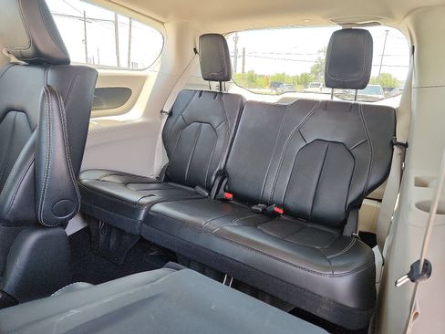 Used 2024 Chrysler Pacifica Limited FWD image 9