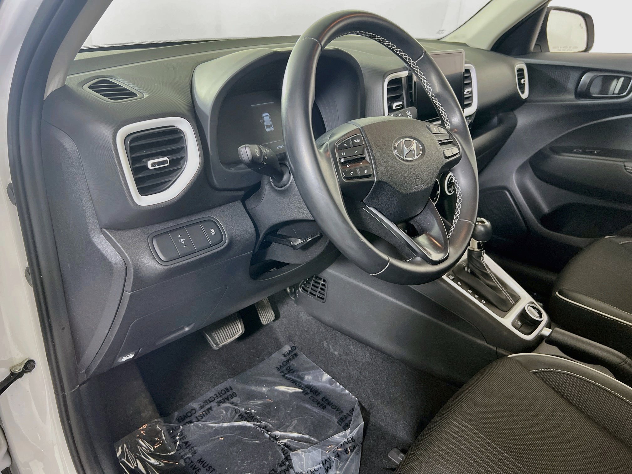 Used 2023 Hyundai Venue Limited FWD image 9
