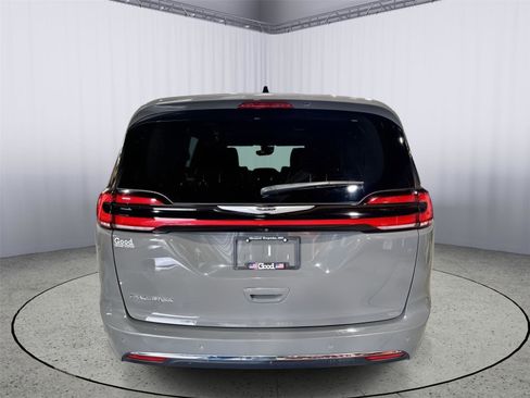 Used 2023 Chrysler Pacifica Touring-L FWD image 20