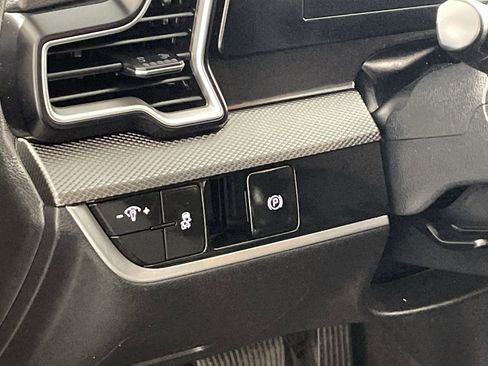 Used 2025 Kia Sportage LX image 11