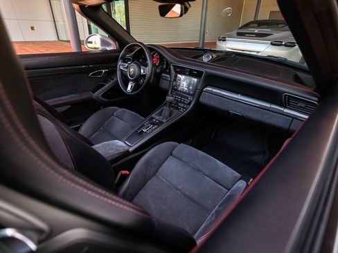 Used 2018 Porsche 911 Targa 4 GTS w/ GTS Interior Package AWD/4WD image 40