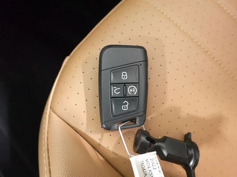 Used 2022 Volkswagen Tiguan SE w/ Panoramic Sunroof Package image 19