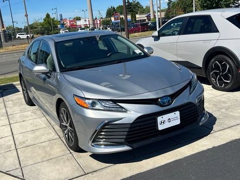 Used 2022 Toyota Camry XLE w/ Navigation Upgrade Package FWD image 5