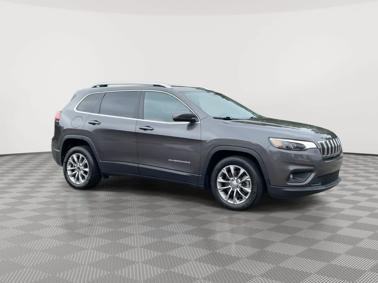 Used 2019 Jeep Cherokee Latitude Plus w/ Comfort/Convenience Group FWD image 2